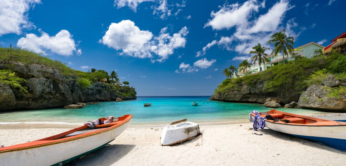 Boote in einer Bucht am mit türkisfarbenem Wasser.