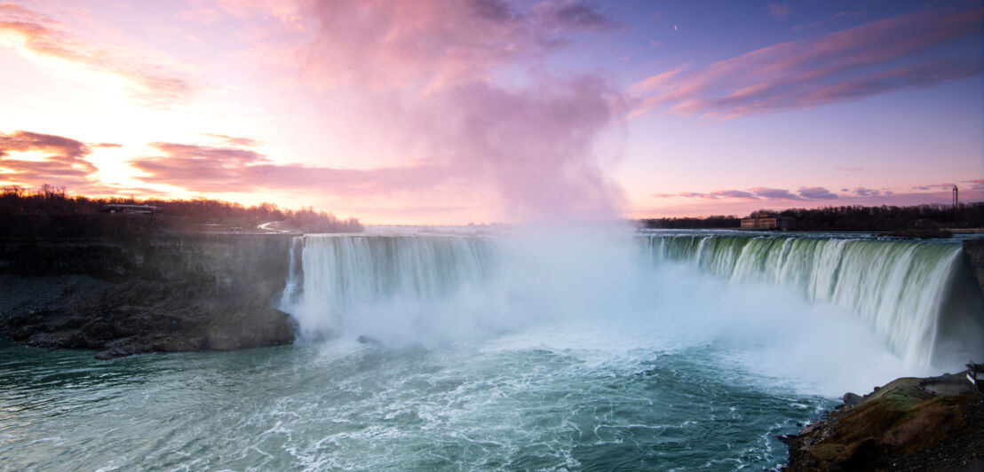 Die Horseshoe Falls auf der kanadischen Seite der Niagarafälle zur blauen Stunde.