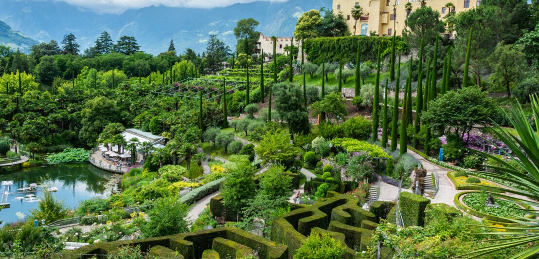 Blick auf den terrassenförmig angelegten botanischen Garten und das Schloss Trauttmansdorff in Meran.