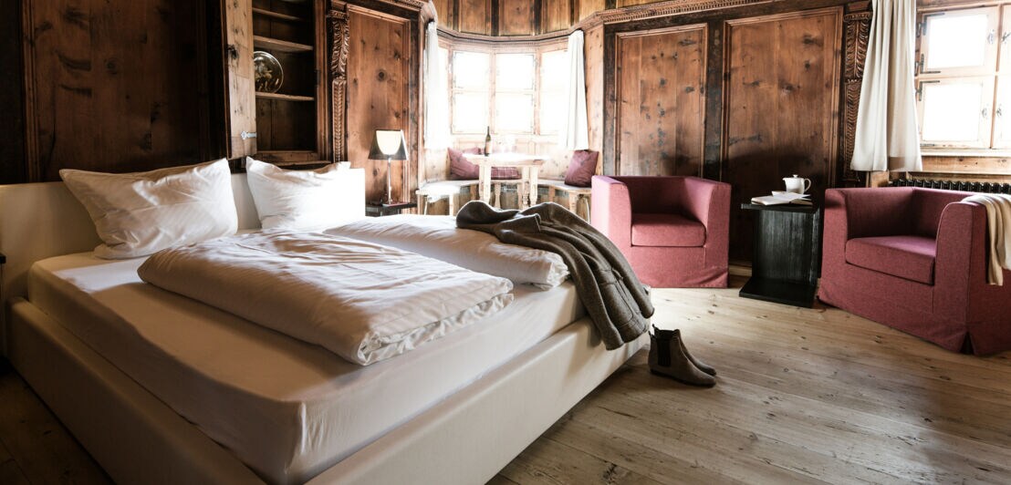 Interieur einer historischen Suite mit edler Holzvertäfelung und modernem Mobiliar.