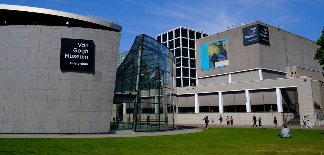 Außenansicht des Van Gogh Museums in einem modernen Gebäudekomplex mit Personen.