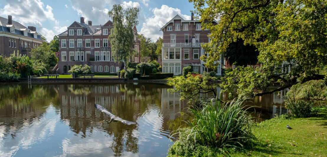 Idyllische Parkanlage mit See, umgeben von Villen im niederländischen Baustil.