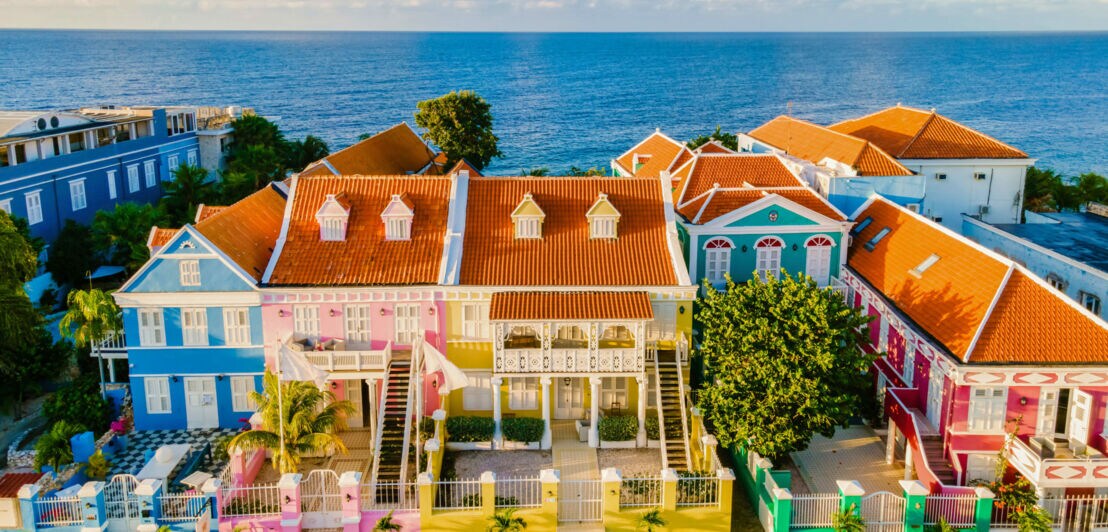 Bunte Wohnhäuser im Kolonialstil am Meer.