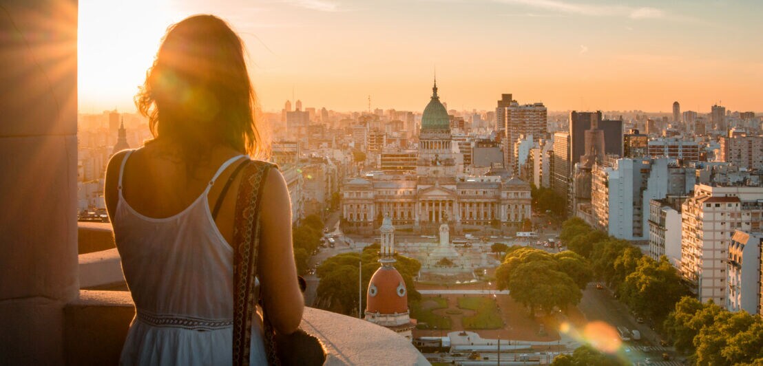Eine Frau blickt von oben auf die argentinische Hauptstadt Buenos Aires.