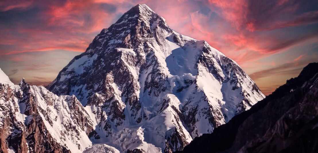Eine Berglandschaft mit schneebedecktem Berggipfel.