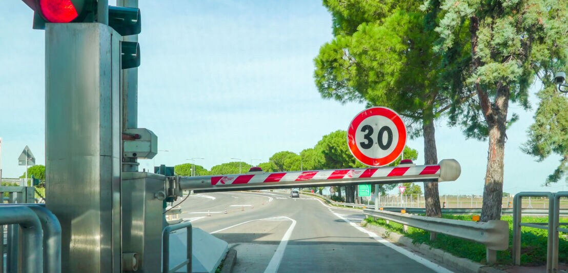Schranke an einer Mautstelle auf einer Schnellstraße.