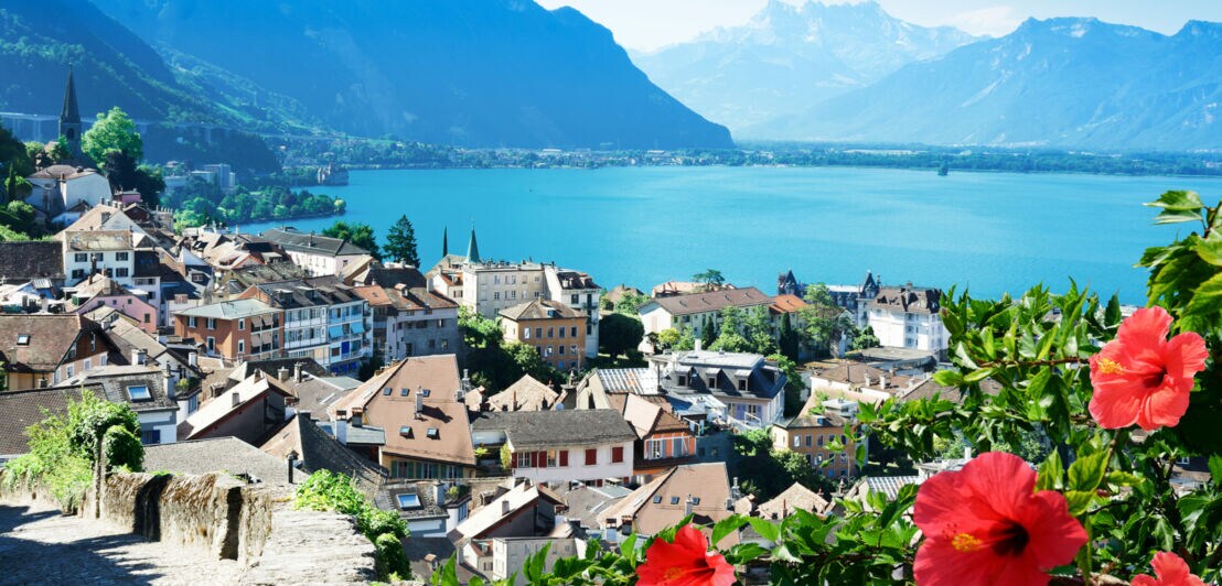 Die Altstadt von Montreux mit Blick auf den Genfer See und die Schweizer Berge.