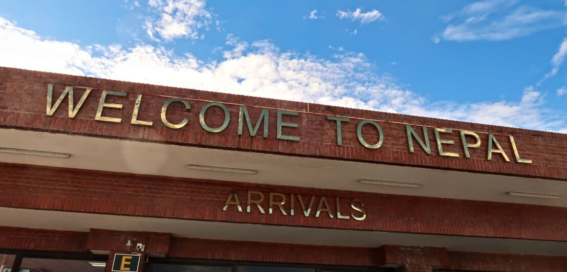 Eingangsbereich eines Flughafengebäudes mit der Aufschrift Welcome to Nepal.