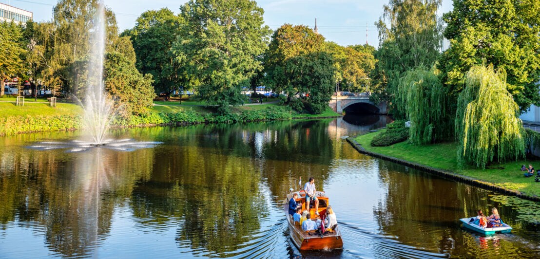 Kleine Boote auf einem Kanal in einer Parkanlage im Stadtzentrum.