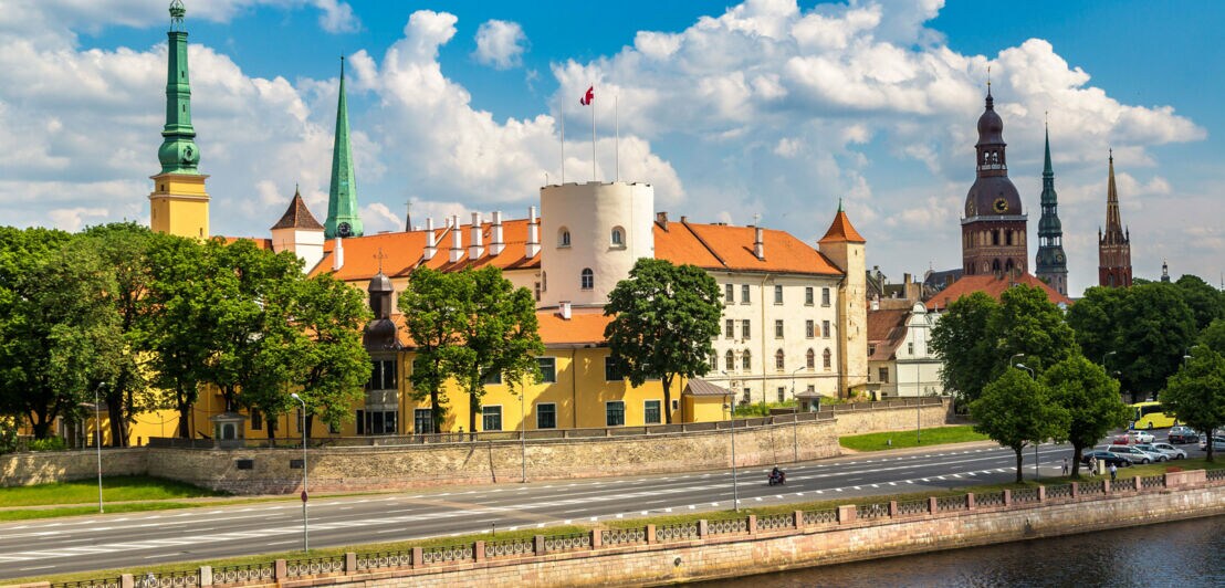 Schlosskomplex am Ufer eines Flusses im Stadtzentrum von Riga.