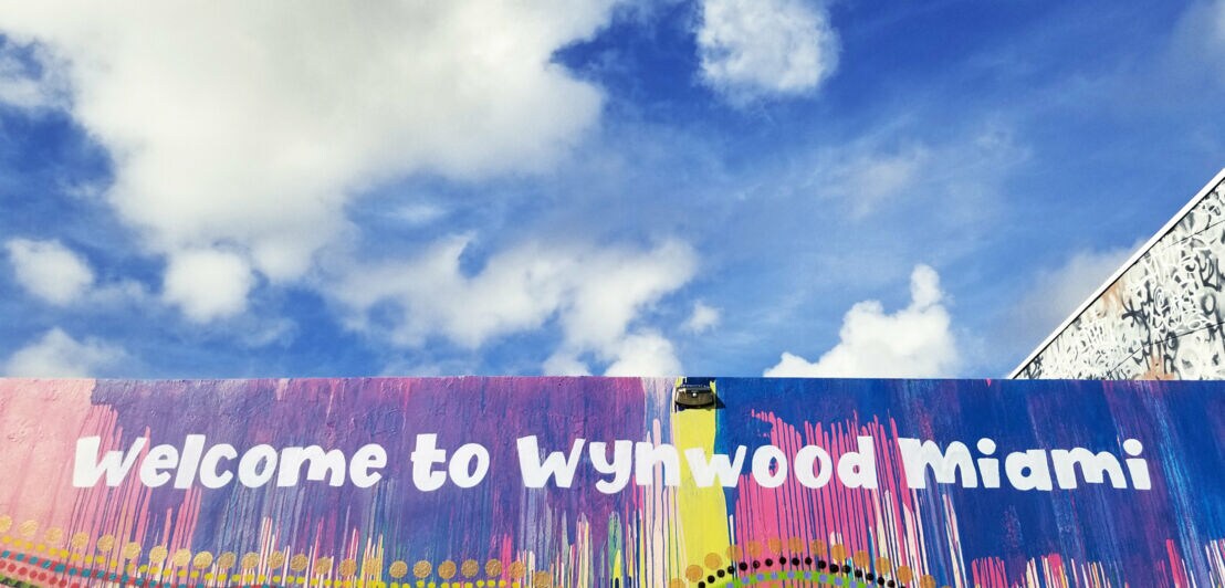 Ein buntes Streetart-Plakat mit der Aufschrift Welcome to Wynwood Miami