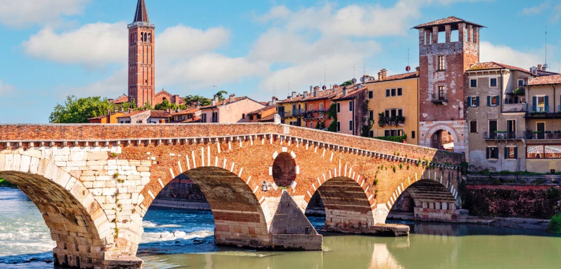 Römische Bogenbrücke aus Stein über einem Fluss in der Altstadt von Verona.
