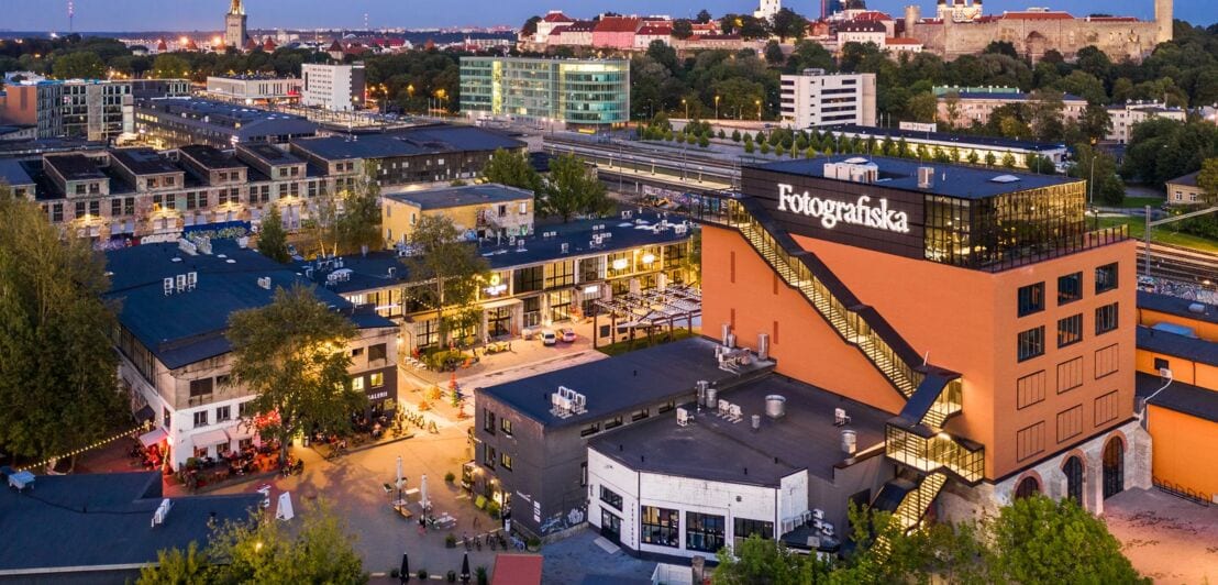 Das beleuchtete Fotomuseum Fotografiska in der Dämmerung.