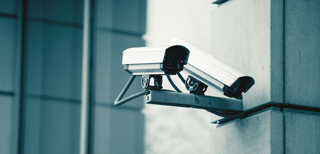 Eine Überwachungskamera, die an einer Steinwand installiert ist.