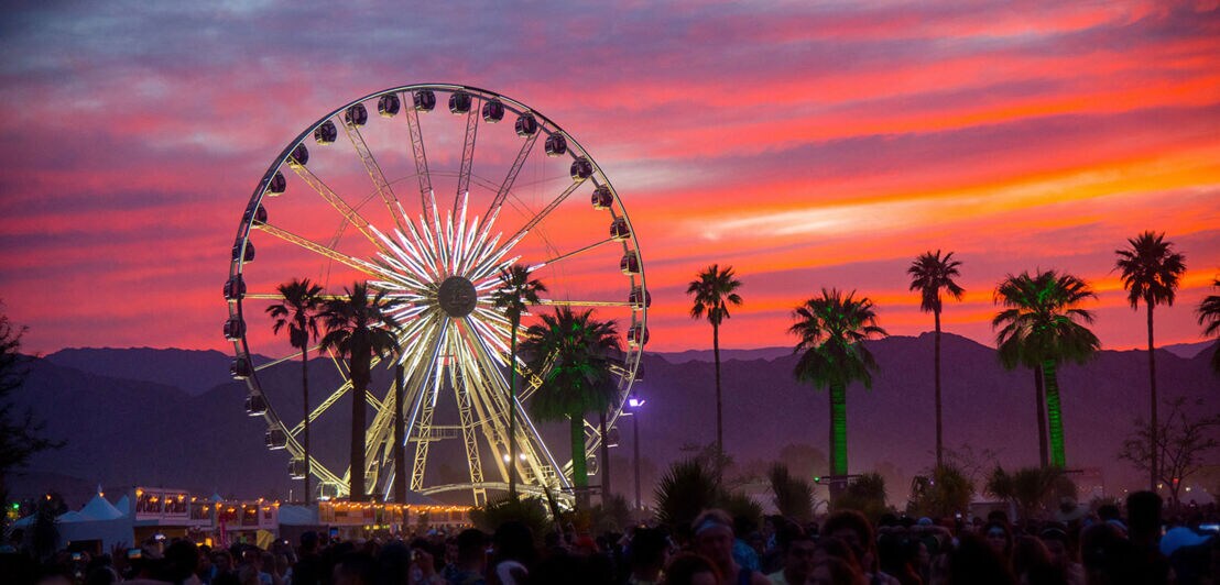 Ein Riesenrad auf dem Festival Coachella in Kalifornien bei Sonnenuntergang.
