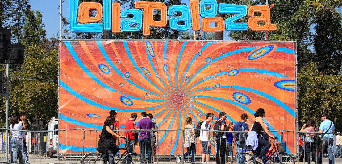 Prominenter Lollapalooza-Schriftzug mit farbigem Plakat.
