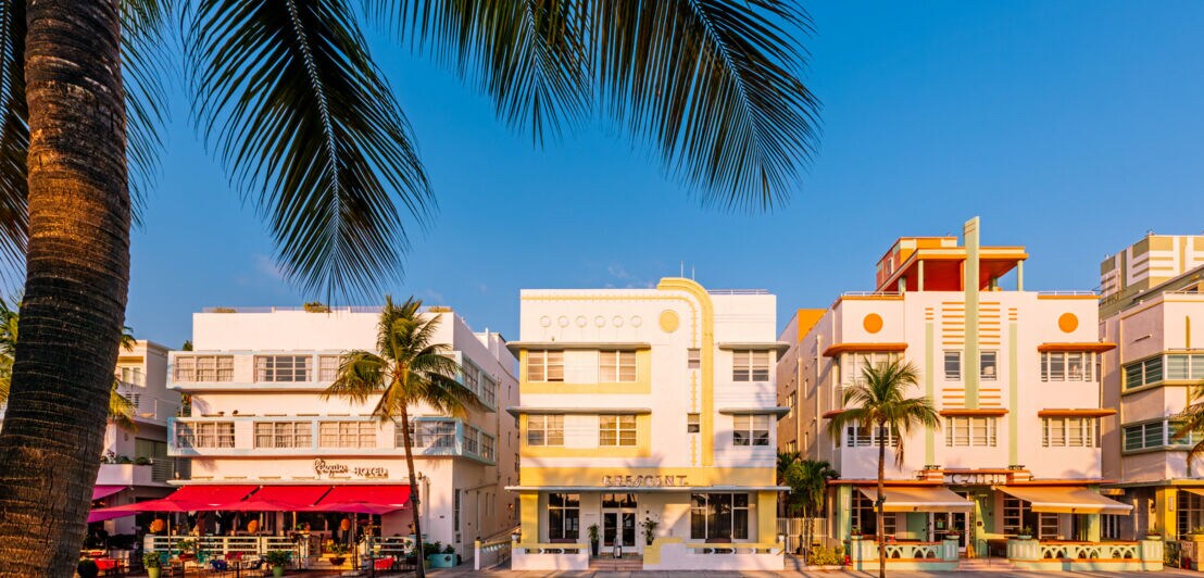 Farbige Häuser im Art-déco-Stil am Ocean Drive an einem sonnigen Tag.