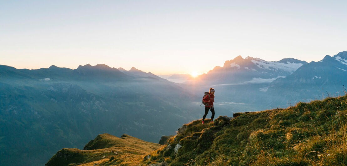 Eine Person beim Wandern im Berner Oberland.