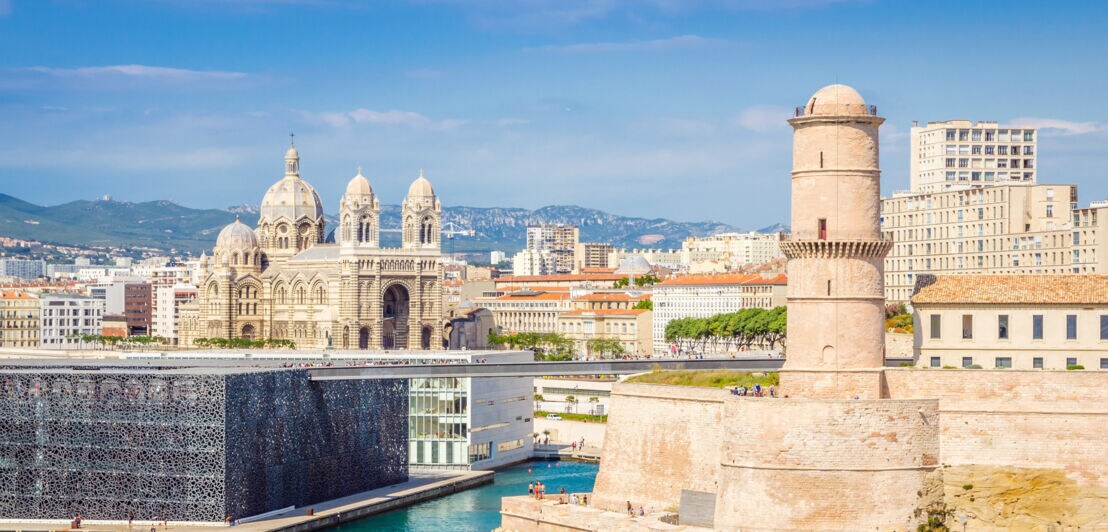 Blick auf den Alten Hafen von Marseille mit dem Fort Saint-Jean rechts, dem Museum der Zivilisationen Europas und des Mittelmeers links und der Kathedrale La Major im Hintergrund