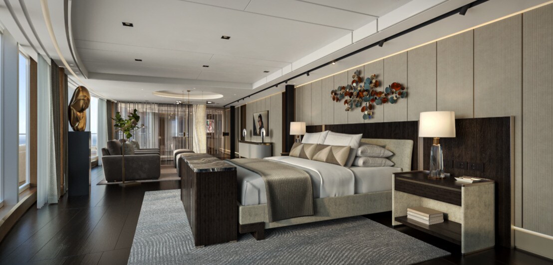 Interieur der luxuriösen Skyview Regent Suite mit großem Doppelbett, Sofa und Design-Objekten.