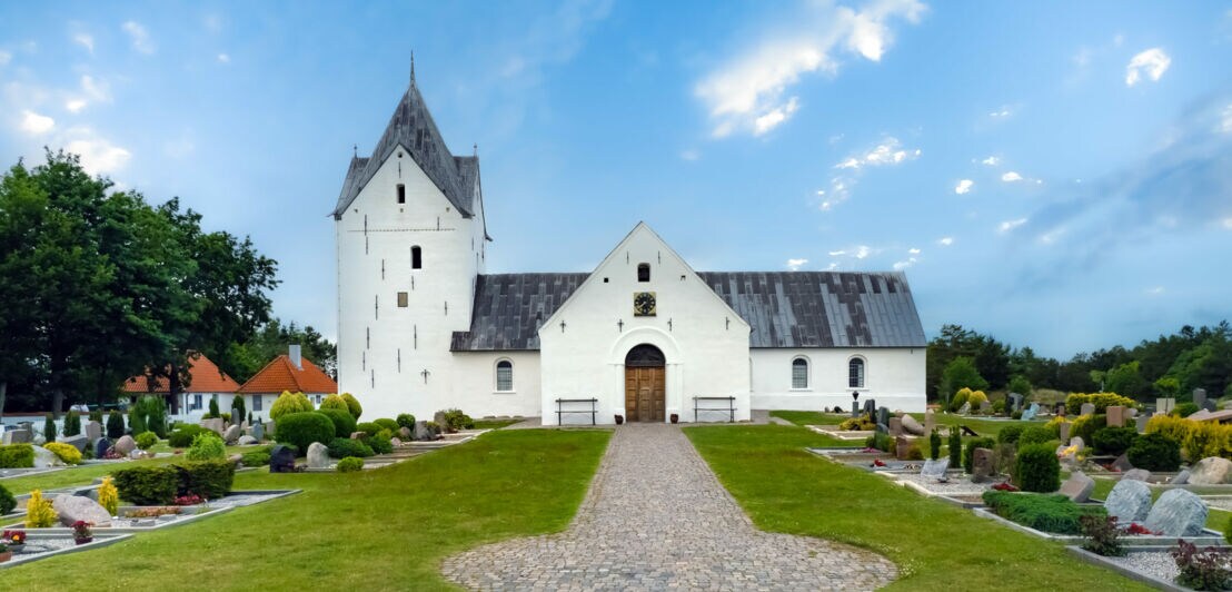 Blick auf die mittelalterliche weiß gestrichene Sankt-Clemens-Kirche.