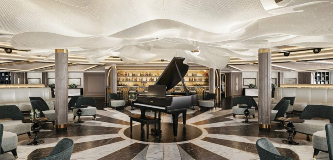 Eine elegante Lounge mit einem schwarzen Pianoflügel auf schwarz-weiß-gemustertem Marmorboden, umgeben von Sitzgelegenheiten vor einer Bar.