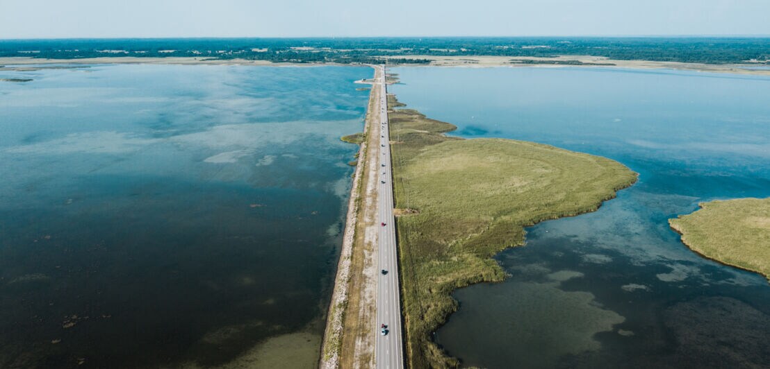 Der Damm in Estland, der den Fährhafen Muhu mit der Insel Saaremaa verbindet.