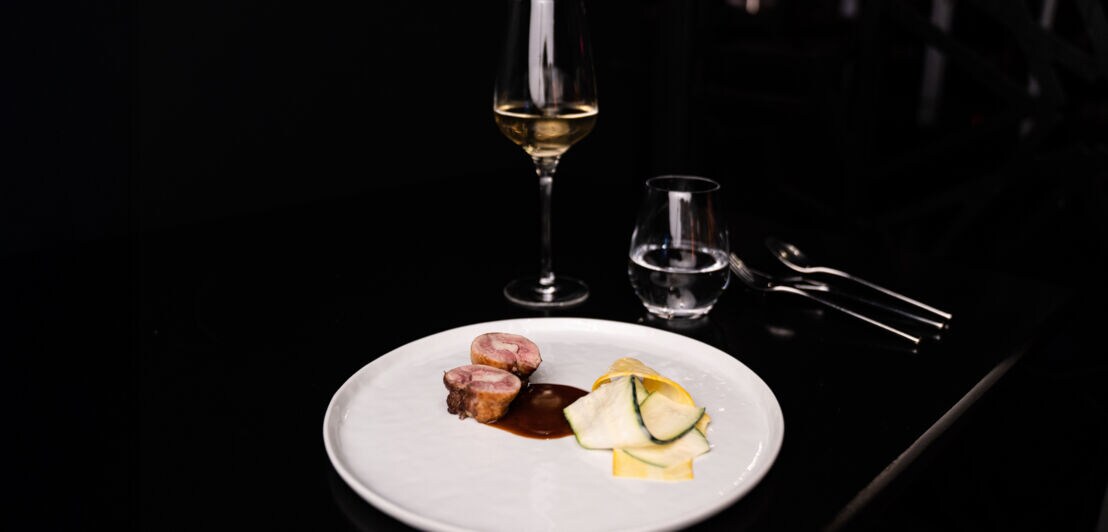 Zwei Scheiben rosa gebratenes Fleisch und dünne Gemüsescheiben: Das Dae Mon ist kein gewöhnlicher Asiate.