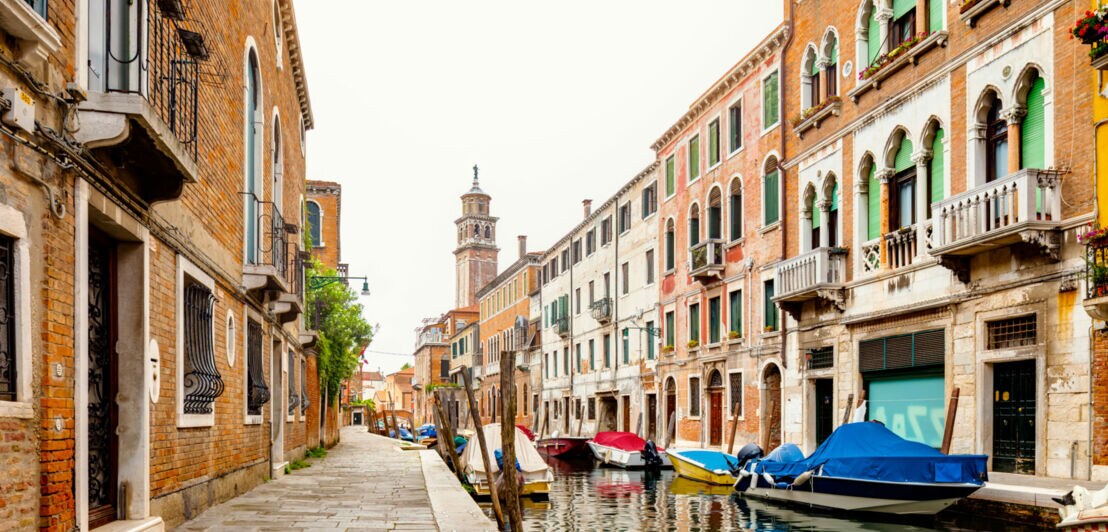 Typisch venezianische verzierte Häuserfassaden im Stadtteil Dorsoduro mit vertäuten Booten im Rio de San Barnaba Canal.