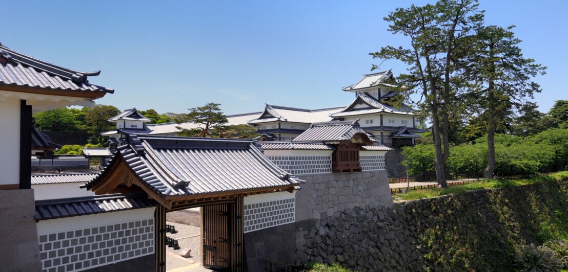 Eingangstor Kahokumon mit traditioneller japanischer Architektur und Kanazawa Schloss im Hintergrund