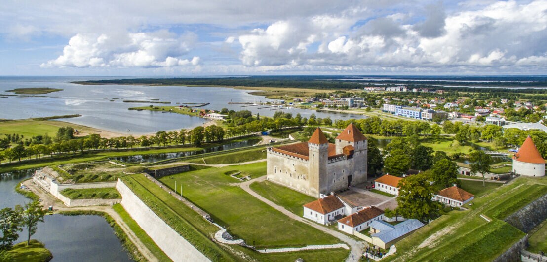 Die ehemalige Bischofsburg in Kuressaare, die heute ein Wahrzeichen der Insel Saaremaa ist.