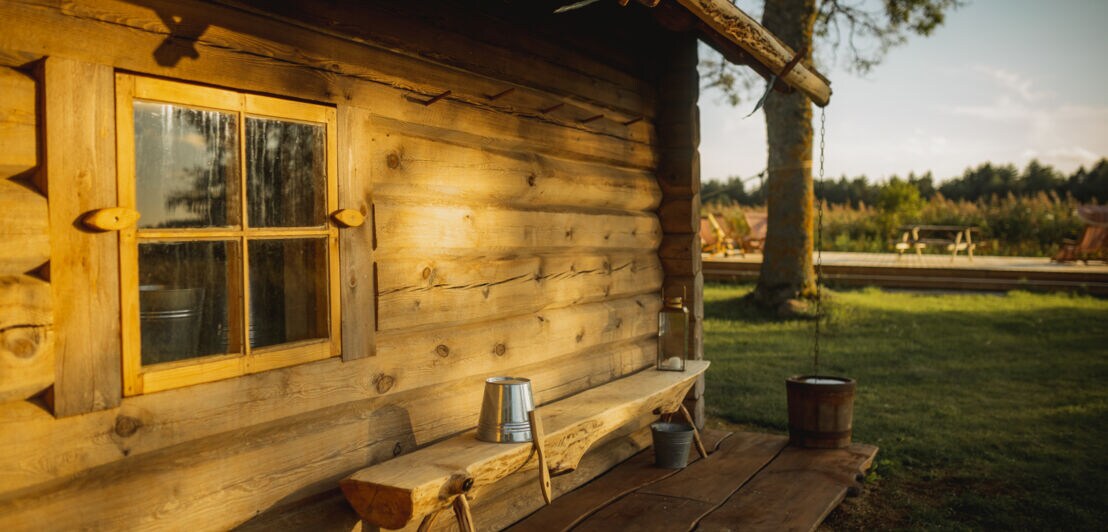 Ein Holzhaus mit Sauna-Equipment.