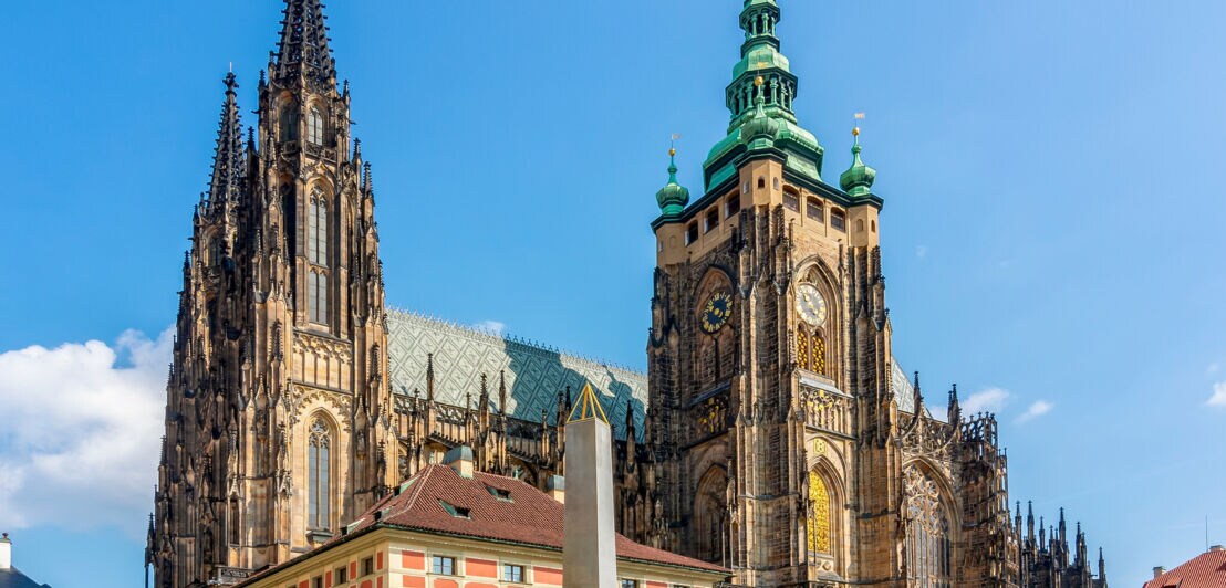 Blick auf den Veitsdom mit seinen gotischen Türmen und der Uhr am Turm im Prager Burgkomplex