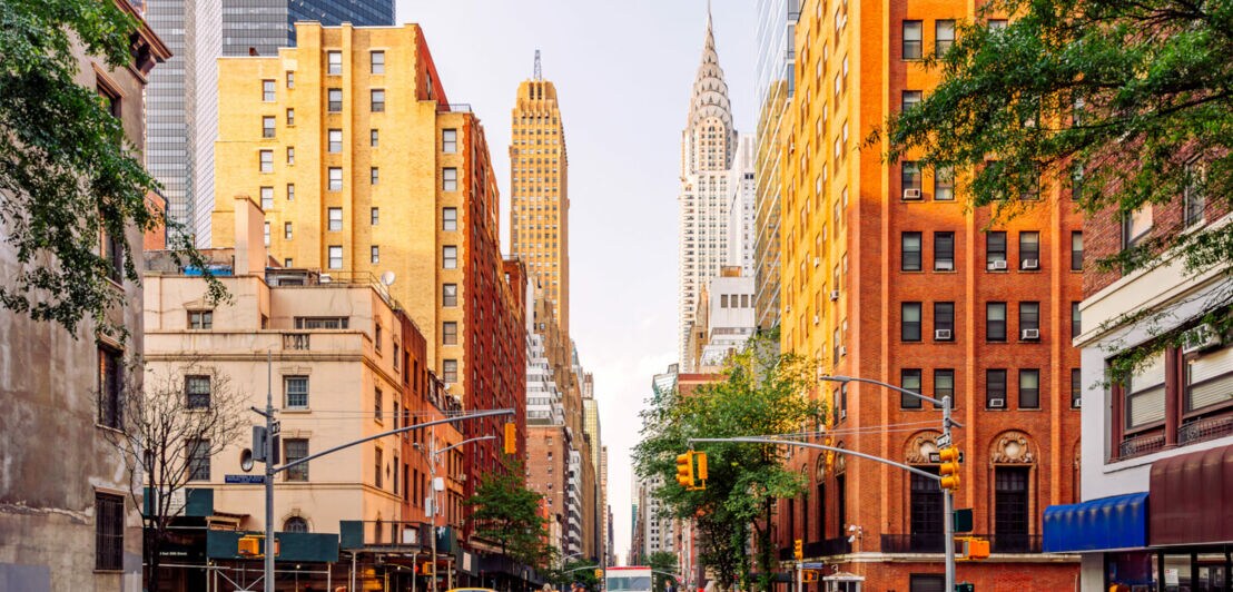 Straße in Midtown Manhattan an einem Sommertag in New York City, das ikonische Chrysler Building im Hintergrund.
