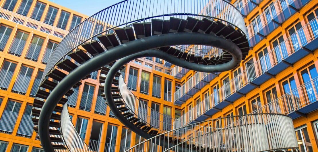 Eine spiralförmige Treppe ohne Anfang oder Ende, ein Kunstwerk von Ólafur Eliasson, im Innenhof des KPMG-Gebäudes in München.