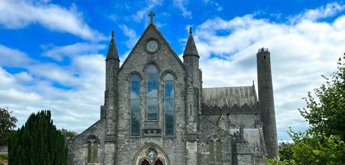 Die gotische und majestätische St Canic’s Cathedral mit ihrem Rundturm an einem leicht bewölkten Sommertag.