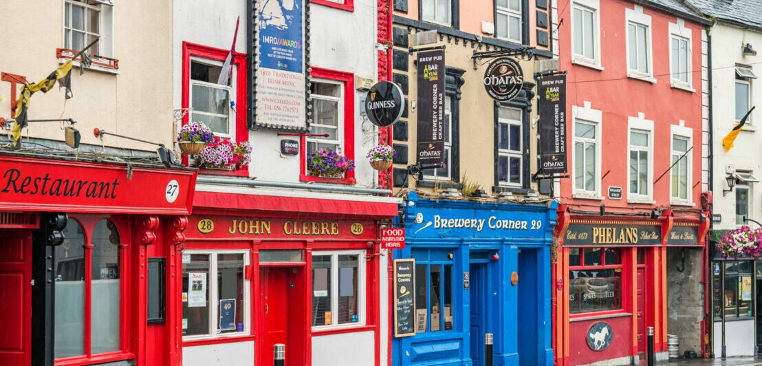 Bunte Pubs und Restaurants in den Straßen von Kilkenny.