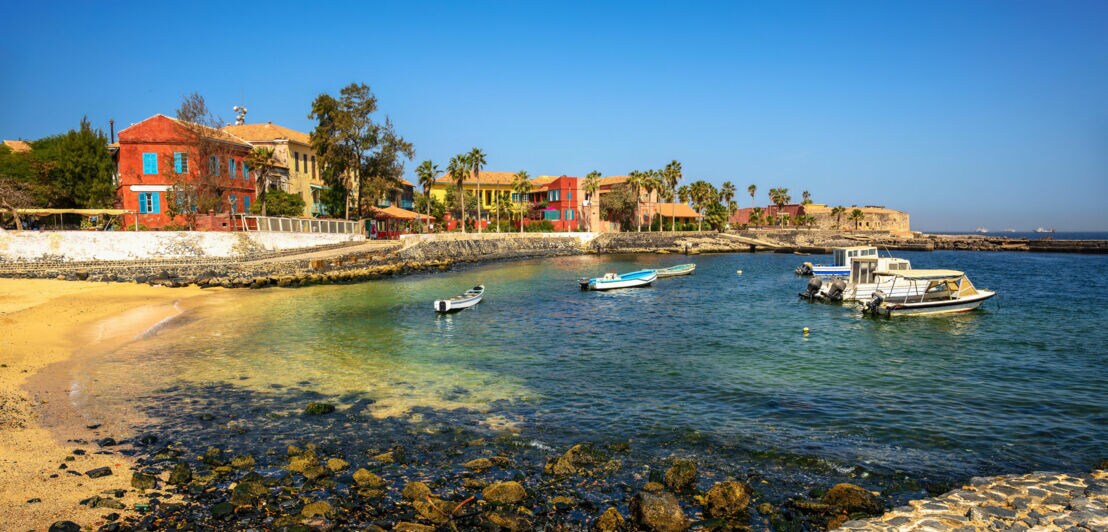 Kleine Bucht mit bunten Häusern, Plamen und Fischerbooten.