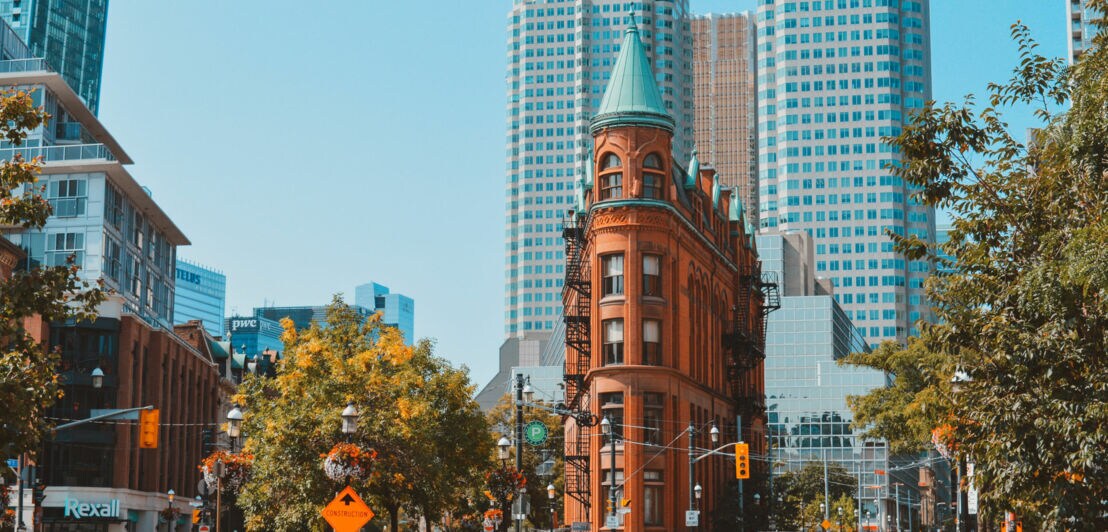 Blick auf das Gooderham Building aus roten Backsteinen am östlichen Ende von Torontos Finanzviertels.