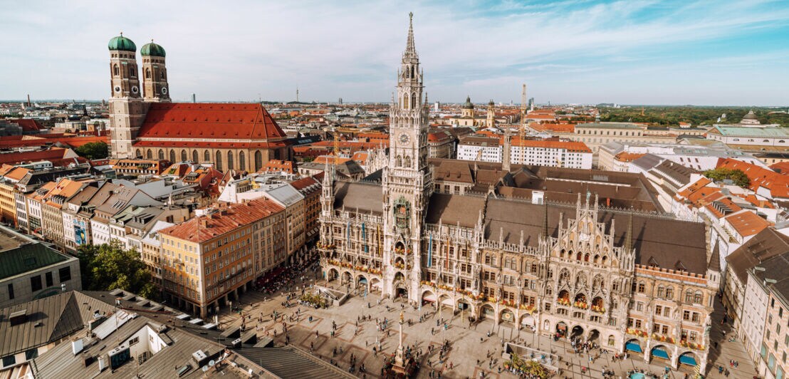 Zentraler Platz in der Altstadt von München mit zwei Kirchen aus der Luftperspektive.