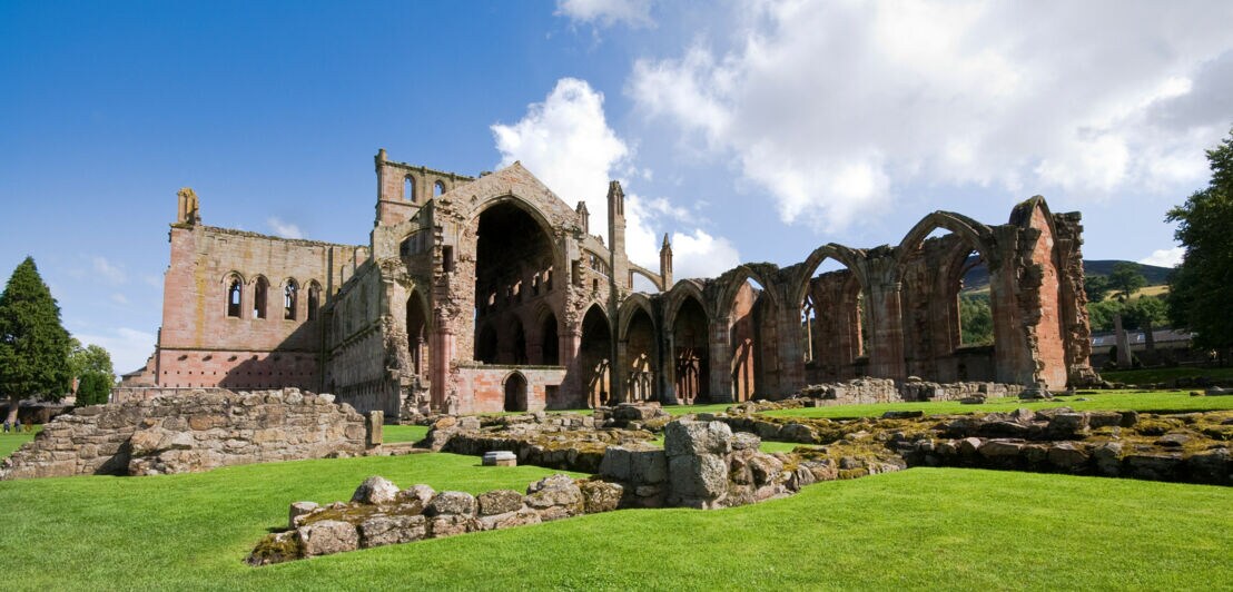 Alte Klosterruinen in der schottischen Stadt Melrose.