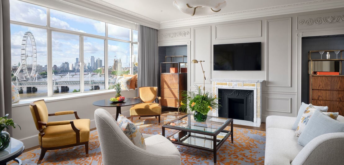 Elegant eingerichtete Suite mit Panoramablick auf die Skyline von London am Fluss.