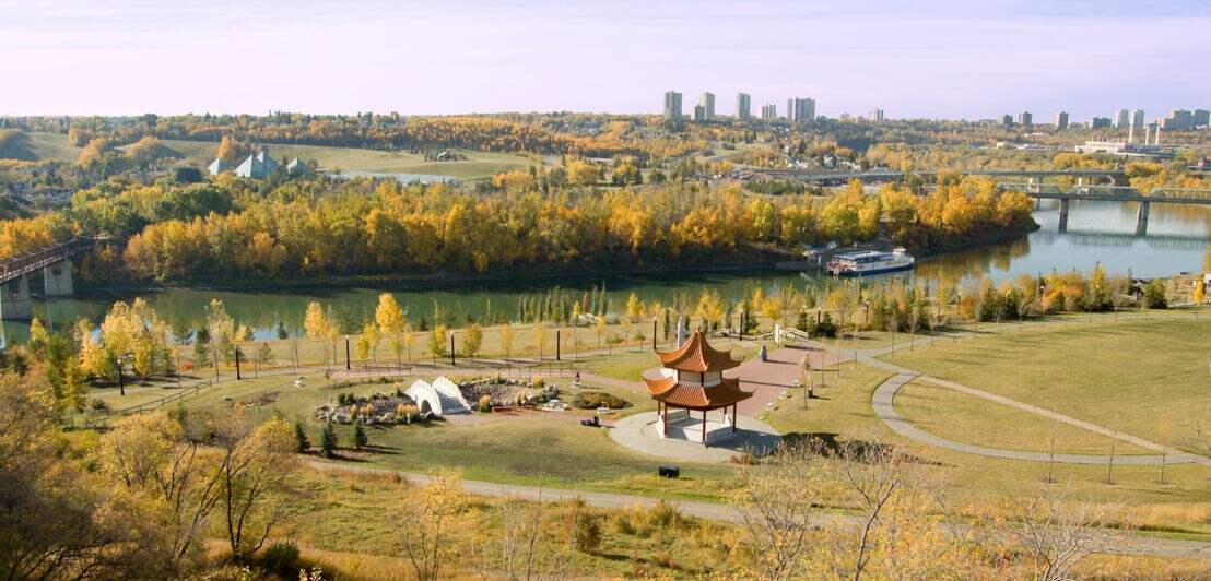 Malerische Herbstansicht des River Valley mit Blick auf den Asian Park.
