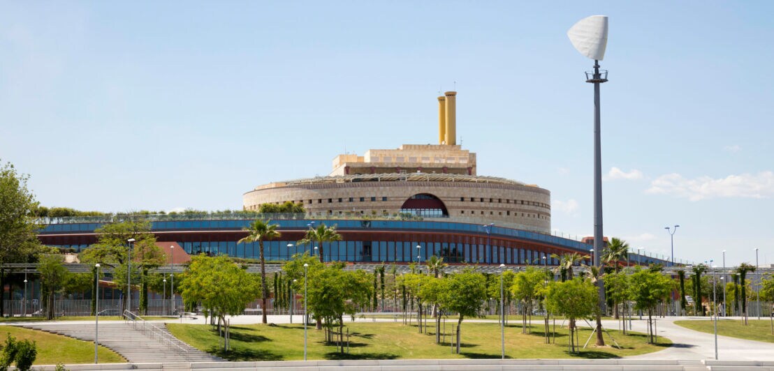 Blick auf das ehemalige Expo-92-Gelände, mit dem Fluss Guadalquivir im Vordergrund.