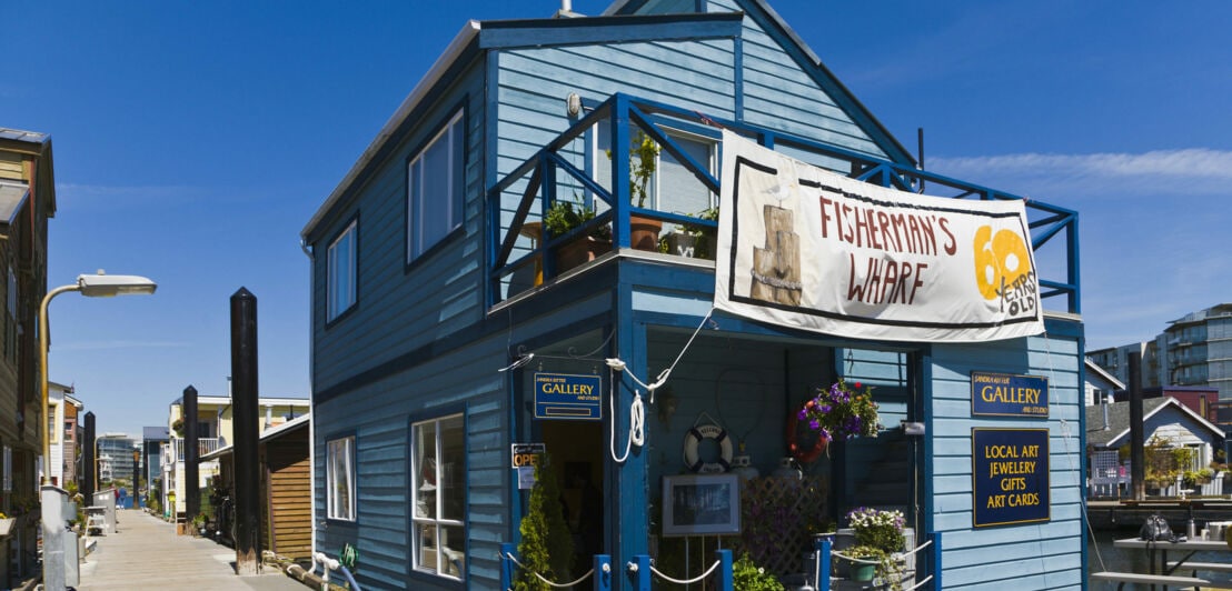 Hellblaues Holzhaus mit einer Galerie im Hafenviertel Fisherman’s Wharf.