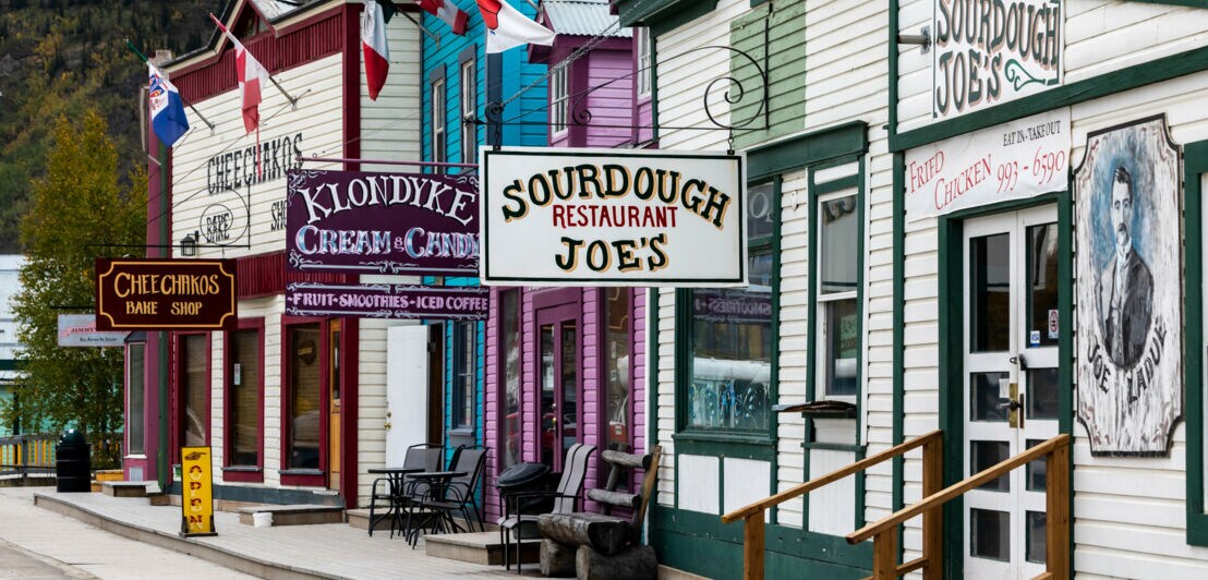 Renovierte und bunte Gebäude aus der Zeit des Goldrauschs säumen die Straßen von Dawson City im Yukon.