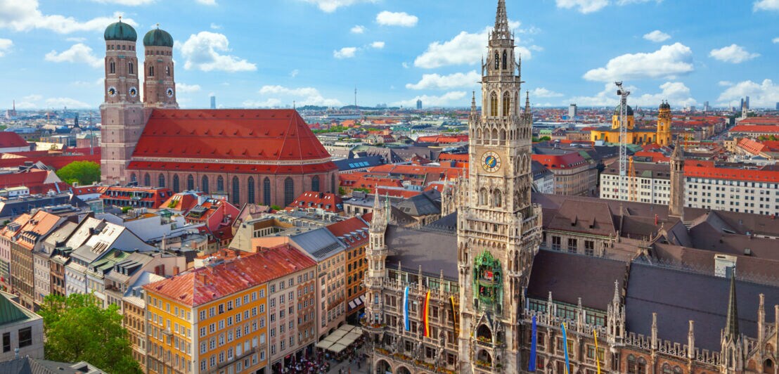 Aufsicht Altstadtpanorama von München mit Rathaus und Kirche unter blauem Himmel mit kleinen Wolken.