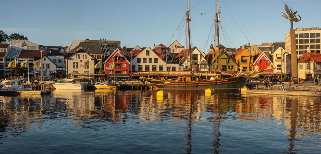 Bunte Häuser an einem kleinen Hafen mit Booten.