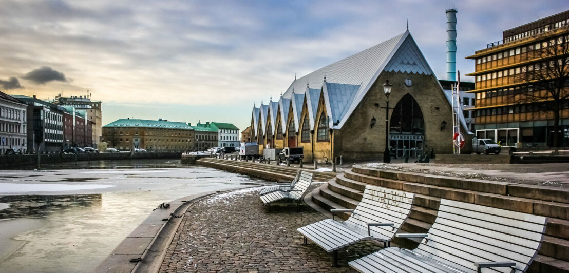 Blick auf die historische kirchenähnliche Feskekôrka in Göteborg an einem kalten Wintertag.