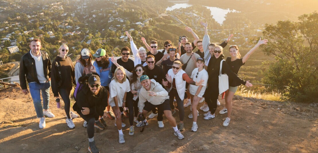 Eine Personengruppe posiert auf einem Berg in den Hollywood Hills.